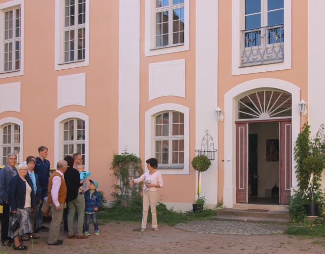 Dr. Ilse v. Schönberg führt Gäste durch Schloss Reichstädt